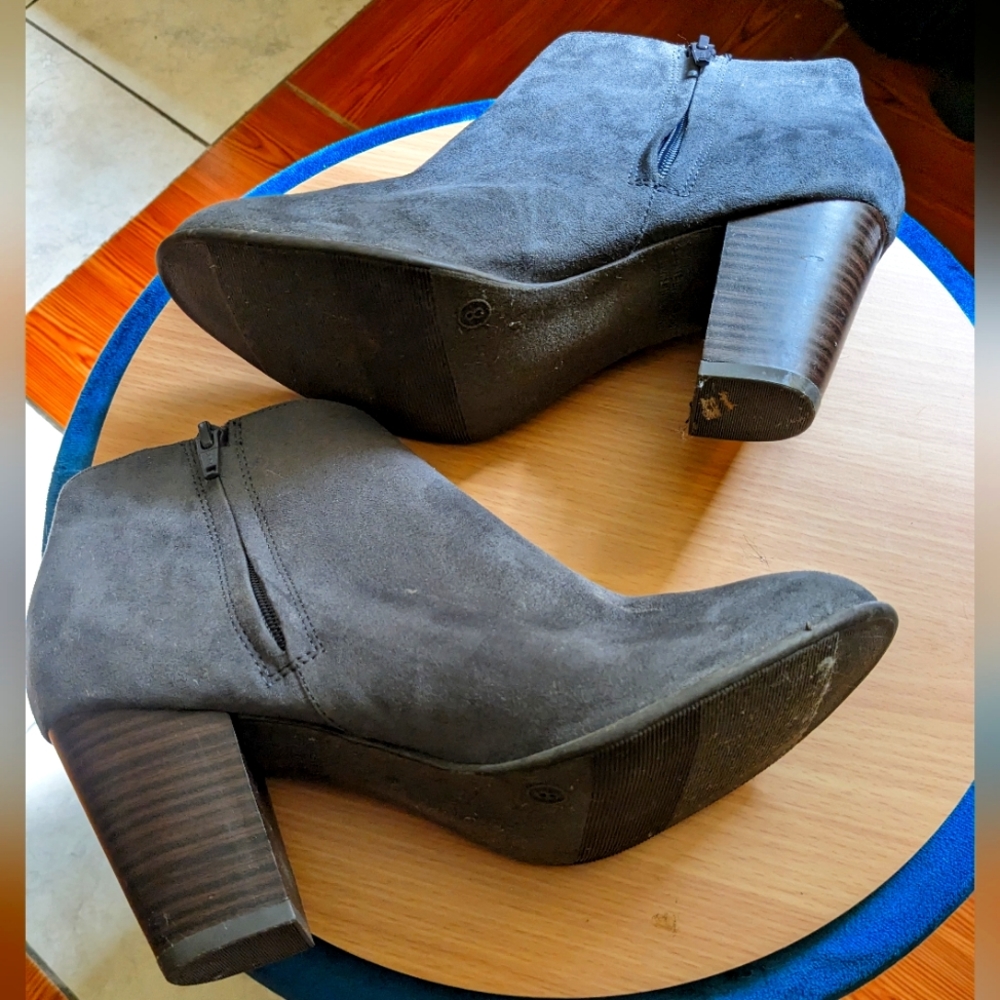 Chic and sleek suede-y Old Navy booties!✨